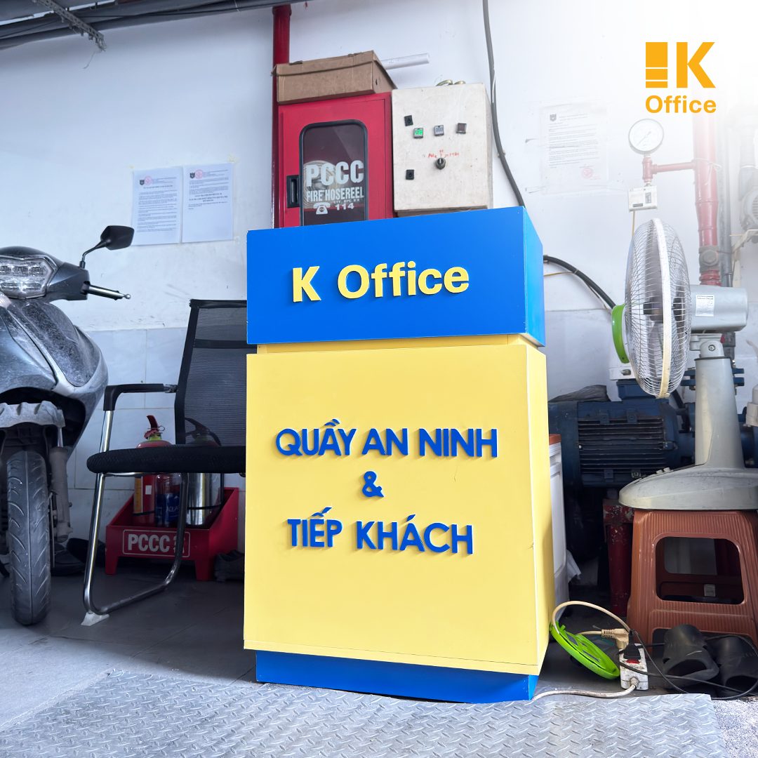 Lễ tân tiếp nhận thư